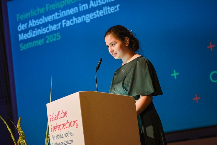 Absolventin der Rahel-Hirsch-Schule OSZ Gesundheit/Medizin hält eine Rede.
