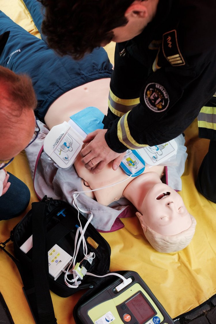 Berliner Feuerwehr zeigt Passant:innen beim „World Restart a Heart Day” was bei einem Herz-Kreislauf-Stillstand zu tun ist und wirbt für ihre KATRETTER-App.