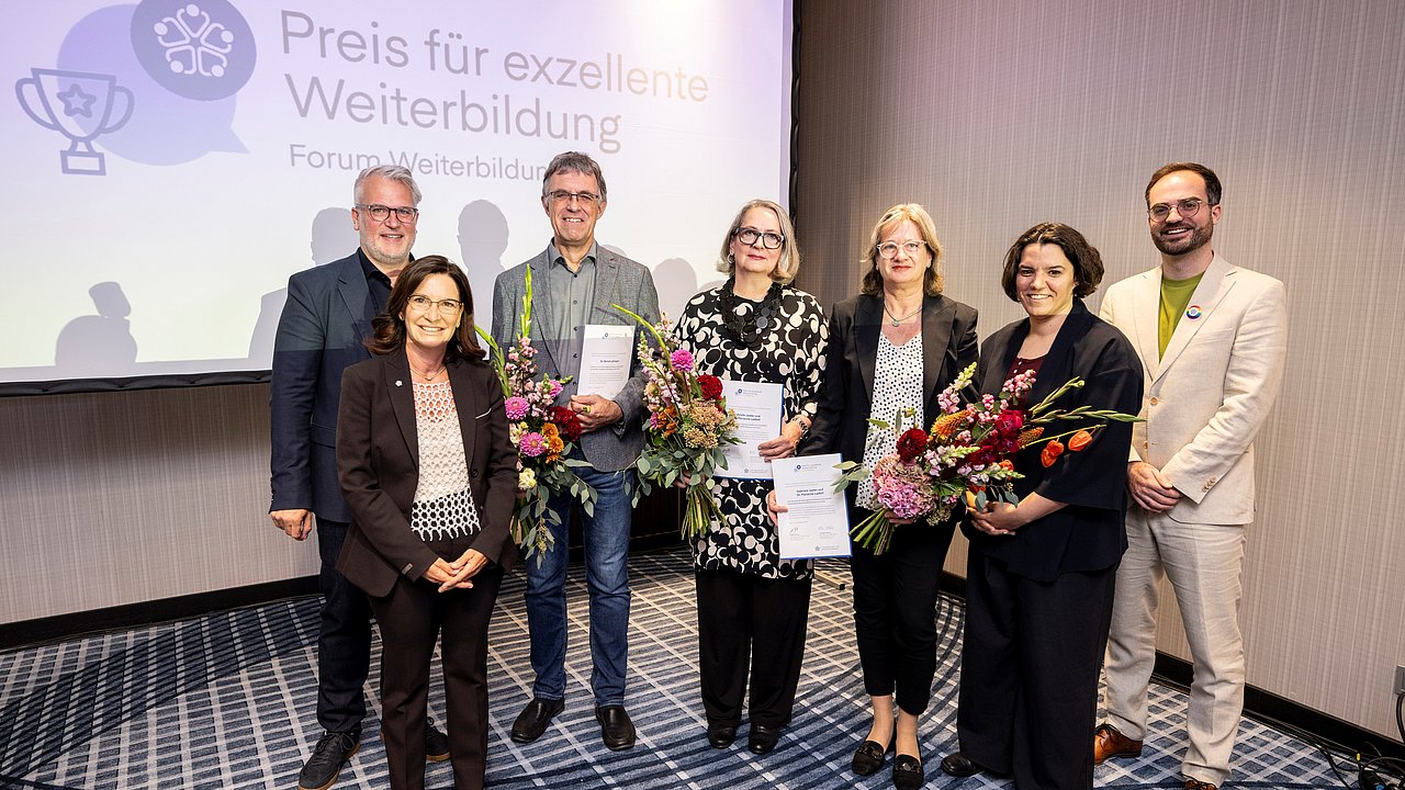 Dr. med. Marianne Ladleif und Gabriele Jaster (3. und 4. v.r.) bei der Preisverleihung im Rahmen des Hausärztinnen- und Hausärztetages 2026.