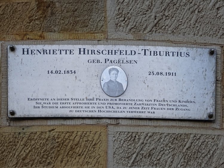 Gedenktafel für Henriette Hirschfeld-Tiburtius, geb. Pagelsen