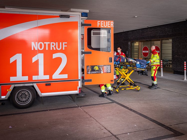 Rettungswagen trifft in der Zentralen Notaufnahme des Vivantes Auguste-Viktoria-Klinikums ein