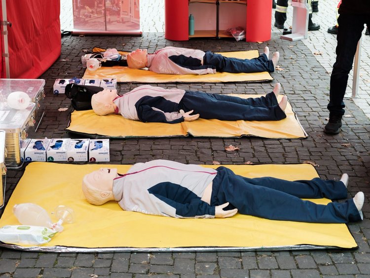 Berliner Feuerwehr zeigt Passant:innen beim „World Restart a Heart Day” was bei einem Herz-Kreislauf-Stillstand zu tun ist und wirbt für ihre KATRETTER-App.