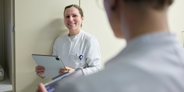 Im BG Klinikum Unfallkrankenhaus Berlin (ukb) wird der Einsatz einer KI-App auf mobilen Endgeräten evaluiert.