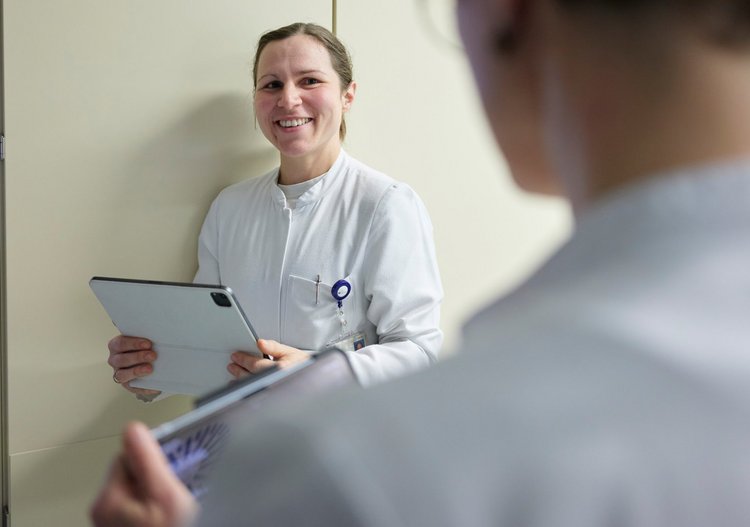 Im BG Klinikum Unfallkrankenhaus Berlin (ukb) wird der Einsatz einer KI-App auf mobilen Endgeräten evaluiert.