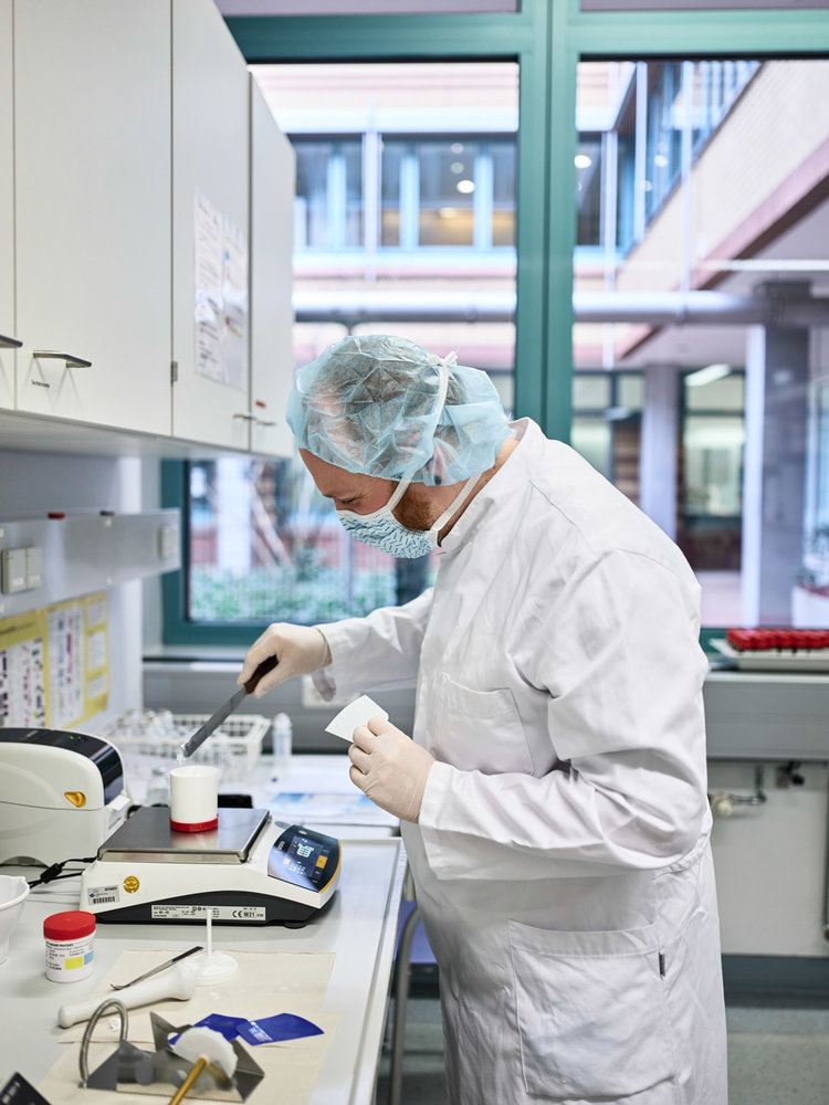 Im Labor der Zentralapotheke werden spezielle Präparate hergestellt.