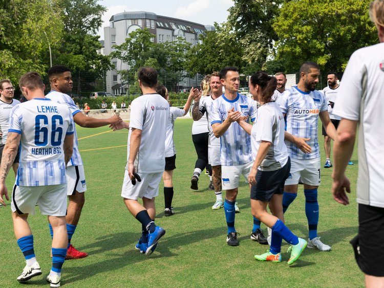 Fußballspieler schlagen nach den Spiel ab.