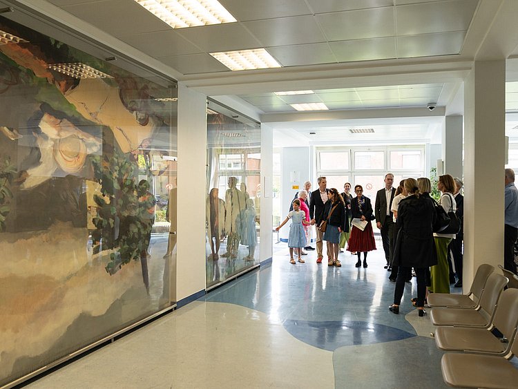Besucher von Triptychon „Lebenskraft” von Georg Baselitz