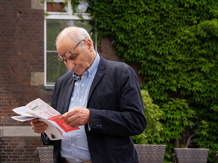Mann mit Lageplan 