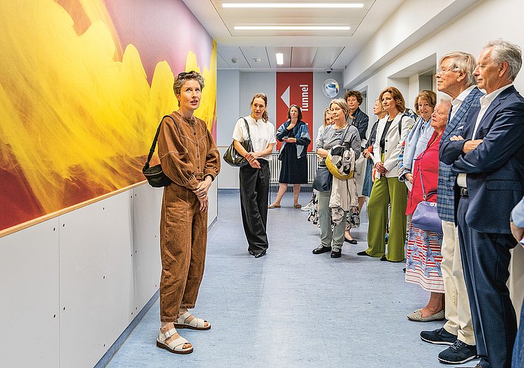 Großformatige Wandarbeit von Johanna Jaeger im MRT-Tunnel im Klinikum Westend.
