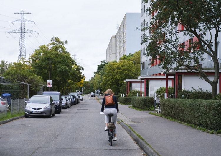 Eine Hausärztin absolviert ihre Hausbesuche in Berlin Friedrichsfelde-Ost mit dem Fahrrad.