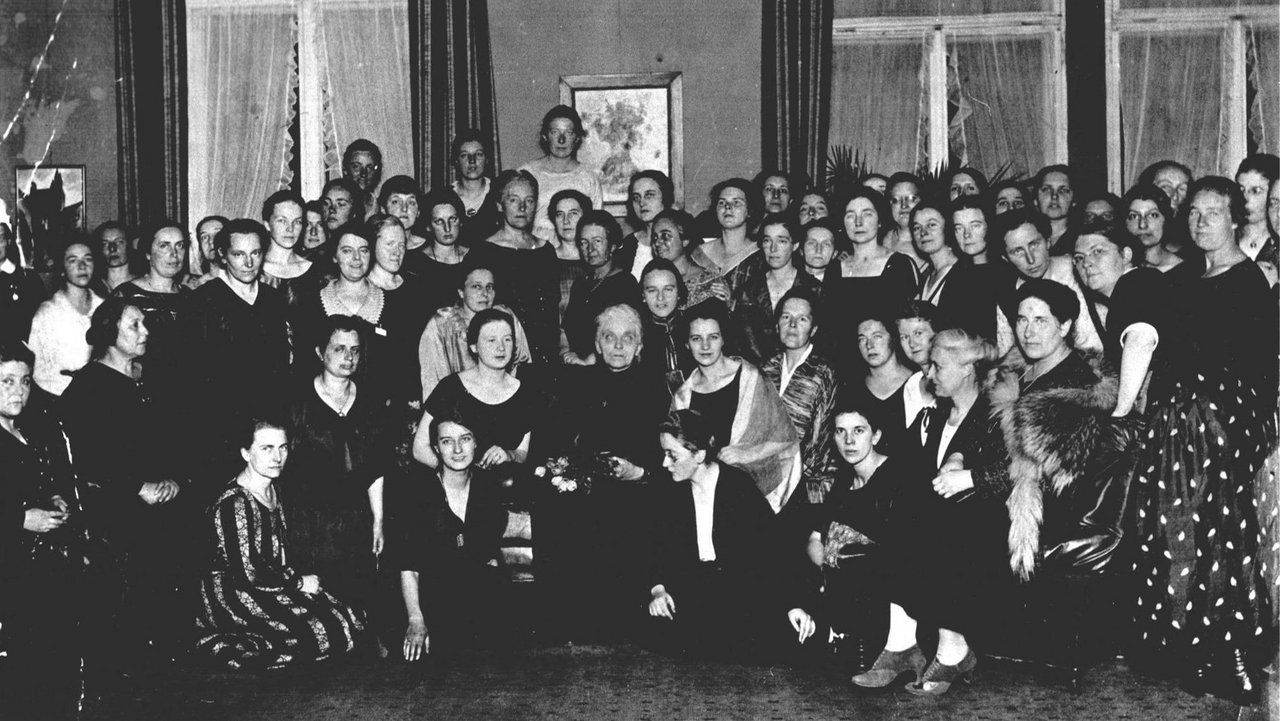 Gruppenfoto mit Teilnehmerinnen der konstituierenden Generalversammlung des Bundes Deutscher Ärztinnen im Oktober 1924 in Berlin