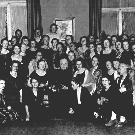 Gruppenfoto mit Teilnehmerinnen der konstituierenden Generalversammlung des Bundes Deutscher Ärztinnen im Oktober 1924 in Berlin