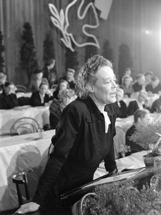 Anne-Marie Durand-Wever auf dem Deutschen Frauenkongress für den Frieden in der Deutschen Staatsoper Berlin, 1947
