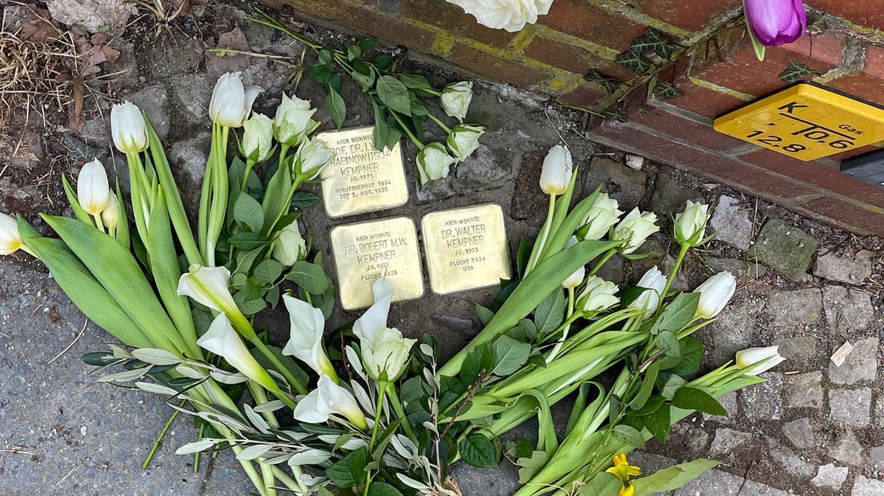Stolpersteinverlegung für Prof. Lydia Rabinowitsch-Kempner