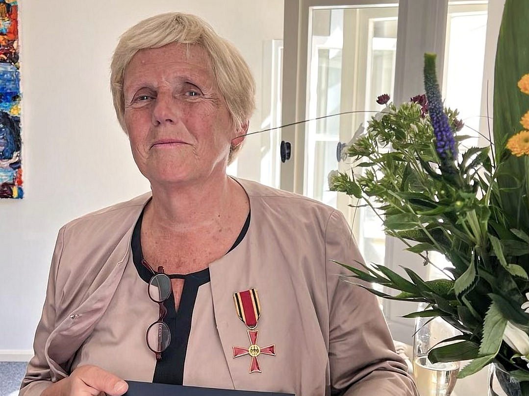 Prof. Martina Rauchfuß mit Bundesverdienstkreuz am Bande und Urkunde