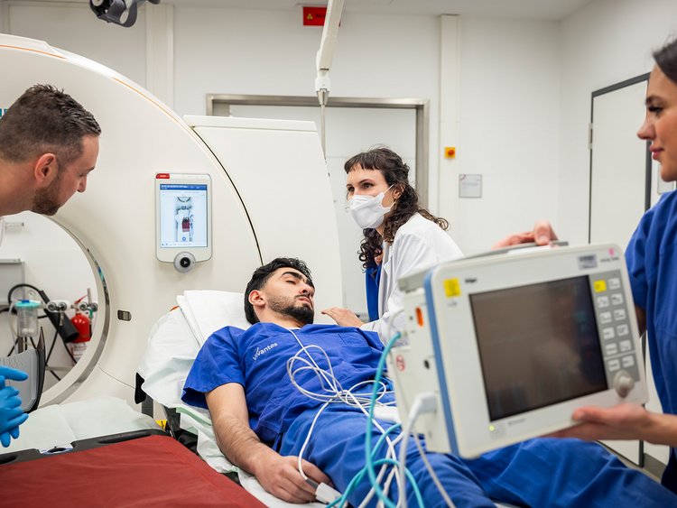 Mit einem Computertomographen (mit CT-Angiographie) wird eine Blutung ausgeschlossen.