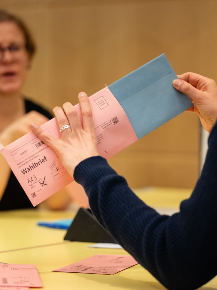 Kammerwahl 2023: Sichten der Wahlbriefe und Entnahme der Stimmzettelumschläge