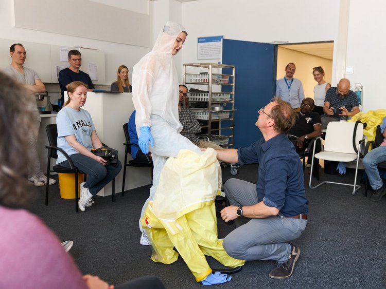 Katastrophenschutz im Krankenhaus: Übung zur Dekontamination Verletzter bei CBRN-Einsatzlagen