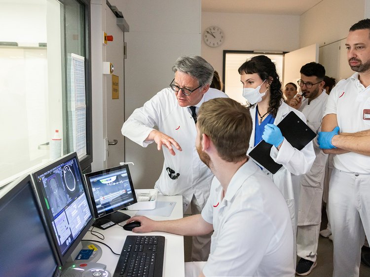 Behandlungsteam bespricht sich direkt vor dem CT