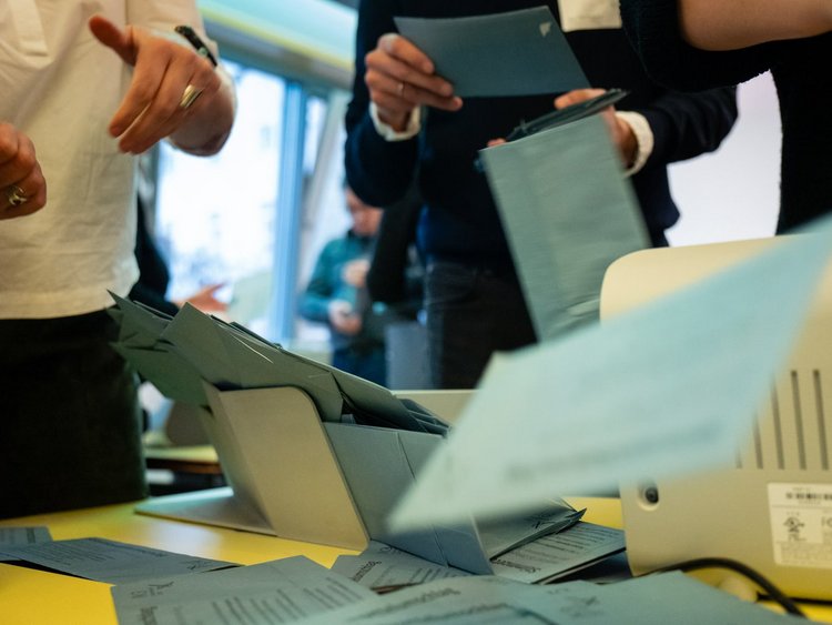 Kammerwahl 2023: Schlitzen der Stimmzettelumschläge