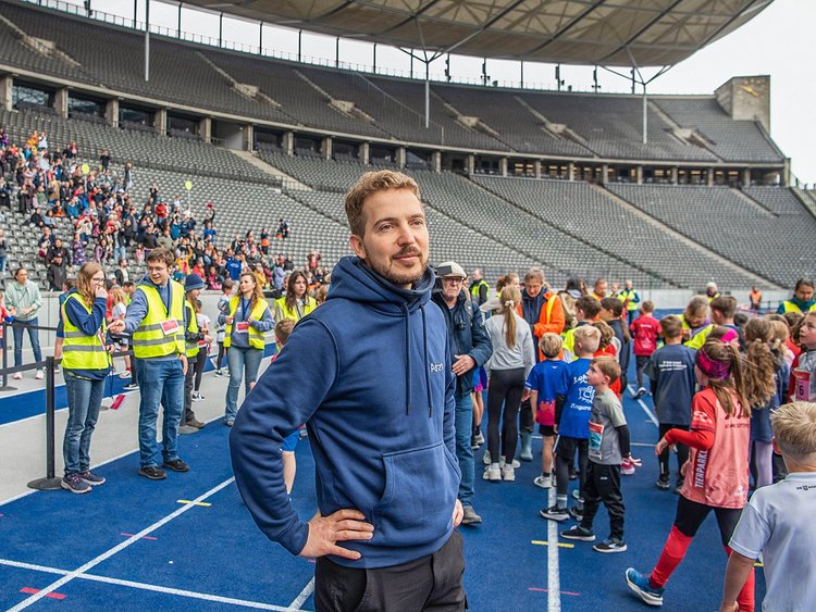 Rennarzt Hartung im Zieleinlauf im Olympiastadion Berlin.